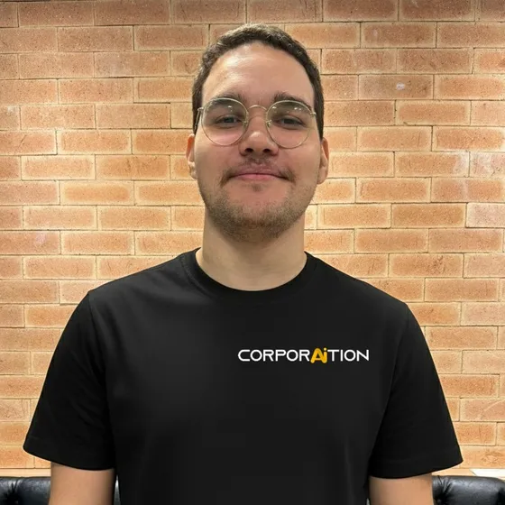 Integrante da equipe Corporaition de óculos, de camiseta preta com a marca