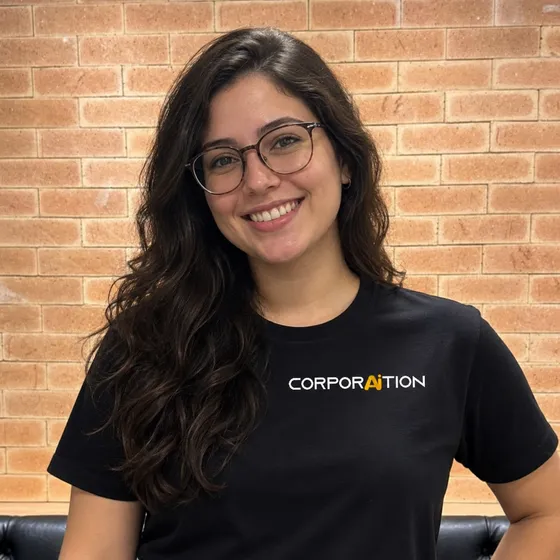 Integrante da equipe Corporaition sorrindo, de camiseta preta com a marca